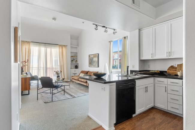 4060 Glencoe Ave in Marina Del Rey, CA - Building Photo - Building Photo