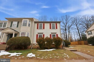 5001 Lambsgate Ln in Woodbridge, VA - Building Photo