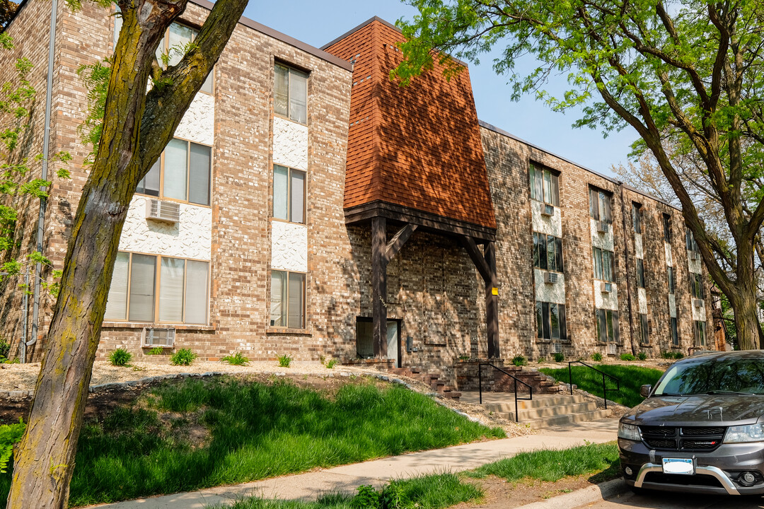 Mansard Apartments in Minneapolis, MN - Foto de edificio