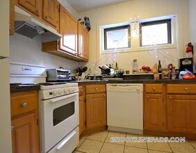 1932 Beacon St, Unit 1 in Boston, MA - Foto de edificio - Building Photo
