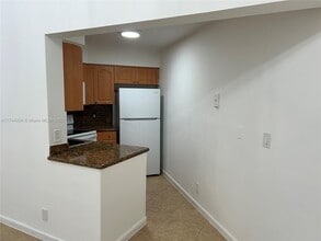 212 Lake Pointe Dr in Oakland Park, FL - Building Photo - Building Photo