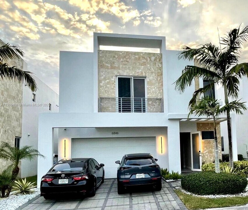 6846 NW 103rd Ave in Doral, FL - Building Photo