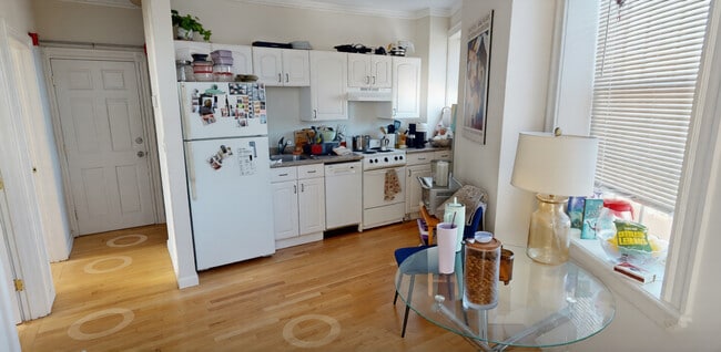 4 Bishop Allen Dr, Unit 2 in Cambridge, MA - Building Photo - Building Photo