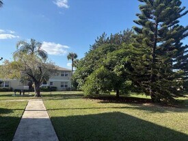 1560 SE Royal Green Cir in Port St. Lucie, FL - Building Photo