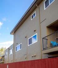 1442 Gordon Apartments in Redwood City, CA - Foto de edificio - Building Photo