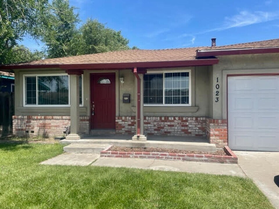 1023 Topaz Ct in Manteca, CA - Building Photo