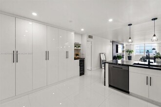 1050 93rd St, Unit 7H in Bay Harbor Islands, FL - Foto de edificio - Building Photo