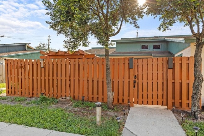 1100 Manor Dr in Palm Springs, FL - Building Photo - Building Photo