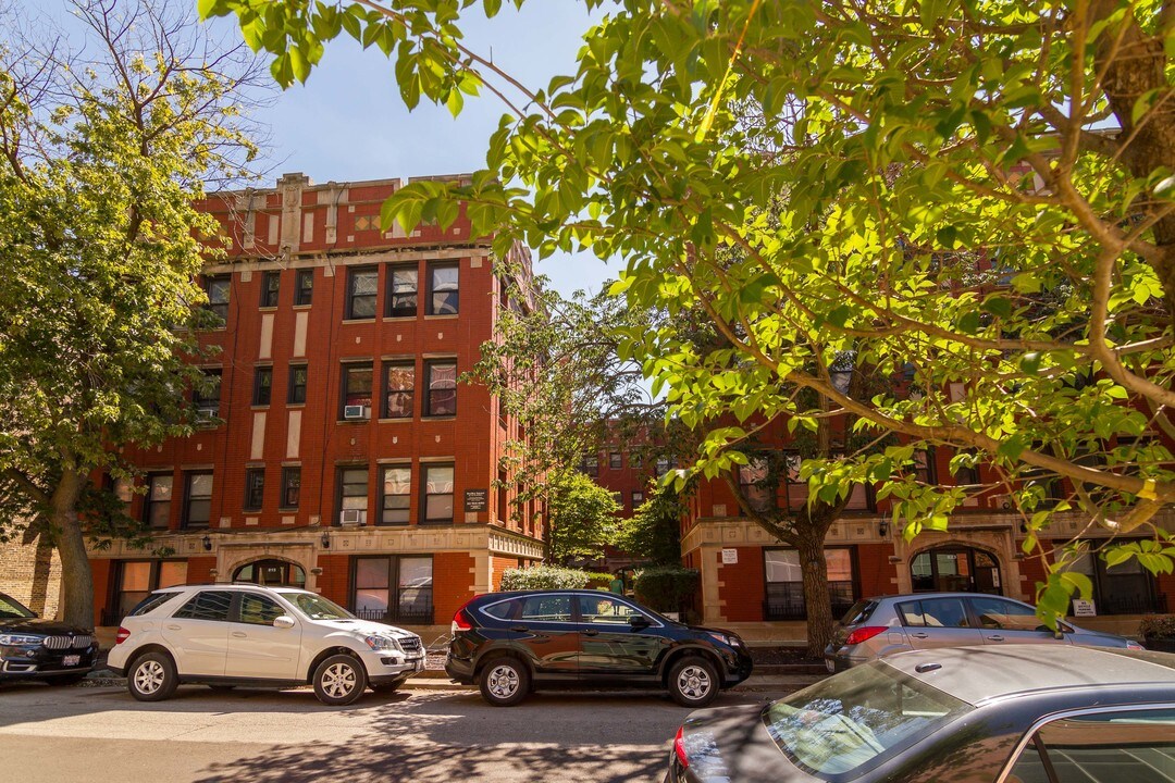 815-823 W Bradley Pl in Chicago, IL - Foto de edificio