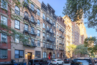 222 E 27th St in New York, NY - Foto de edificio - Building Photo