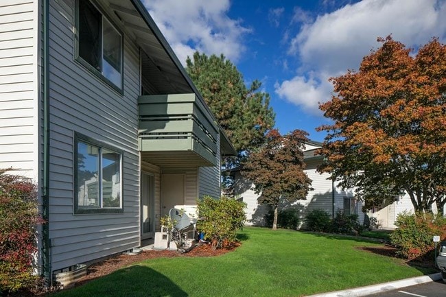 Amber Court Apartments in Aloha, OR - Building Photo - Building Photo