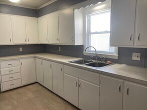 28 Newbury St, Unit 28NewburyStUnit2 in Auburn, ME - Building Photo - Building Photo