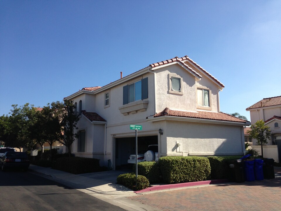 8367 Gold Coast Dr in San Diego, CA - Foto de edificio