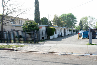 14654-14664 Blythe St in Panorama City, CA - Foto de edificio - Building Photo