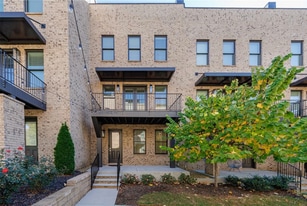 1032 Robert Smalls Wy in Atlanta, GA - Building Photo