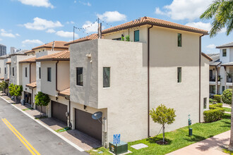 Urbana Condos and Townhomes in Doral, FL - Building Photo - Building Photo