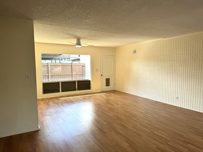 214 Koko Isle Cir in Honolulu, HI - Foto de edificio - Building Photo