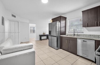 115 NW 28th Ave in Fort Lauderdale, FL - Foto de edificio - Building Photo