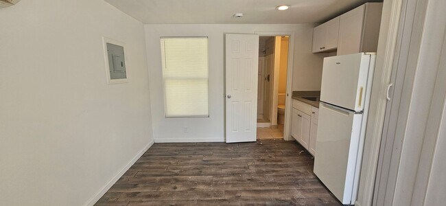 17 North St in De Leon Springs, FL - Building Photo - Building Photo