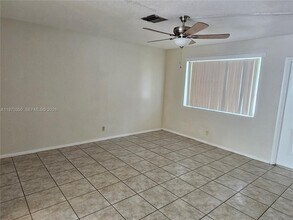 5820 NW 19th St in Lauderhill, FL - Foto de edificio - Building Photo