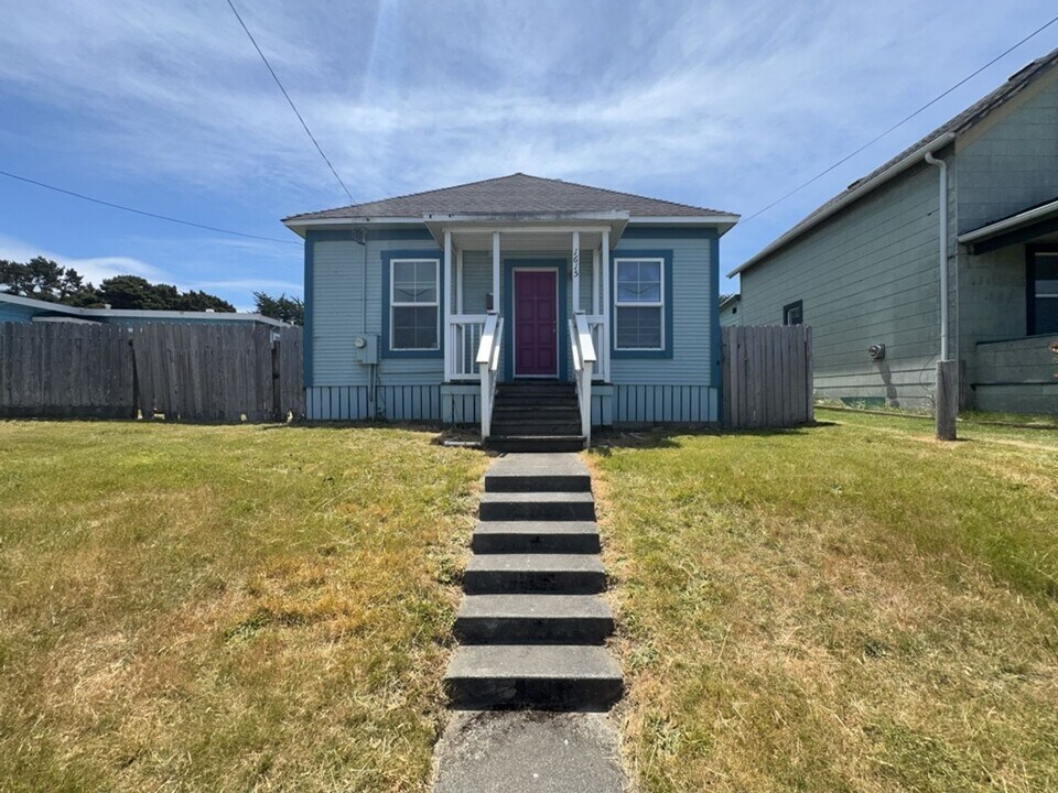1615 McCullens Ave in Eureka, CA - Building Photo