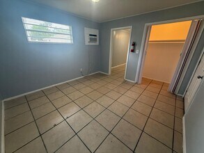 953 12th Ave S in St. Petersburg, FL - Foto de edificio - Building Photo