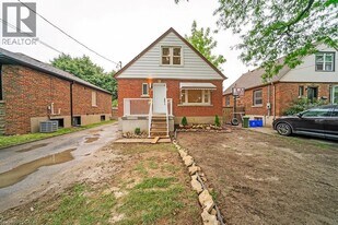 172 E 34th St in Hamilton, ON - Building Photo