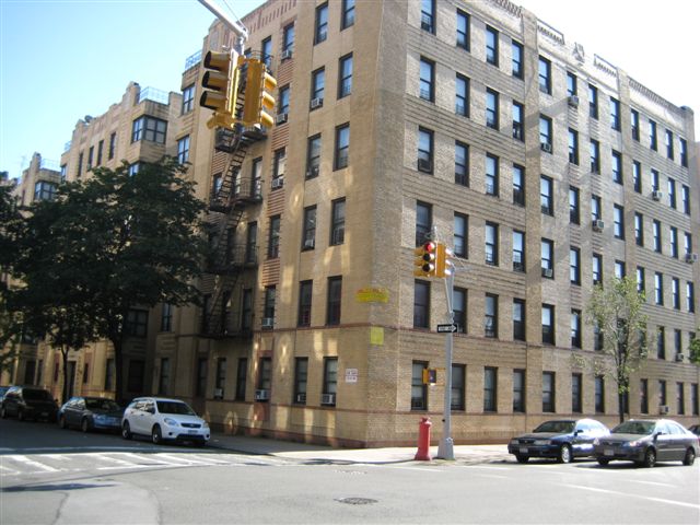 2055 Cruger Ave in Bronx, NY - Foto de edificio