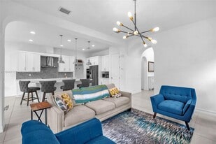 1052 SW 113th Way in Pembroke Pines, FL - Building Photo