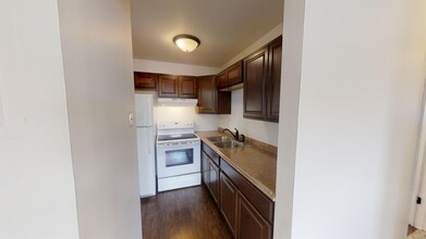 305 E White in Champaign, IL - Building Photo - Interior Photo