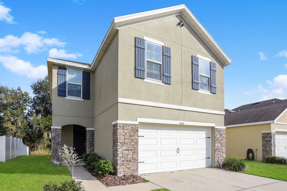 1806 Greenwood Valley Dr in Plant City, FL - Building Photo