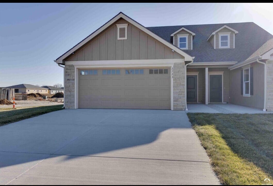 2721 Chasehire Dr in Lawrence, KS - Foto de edificio