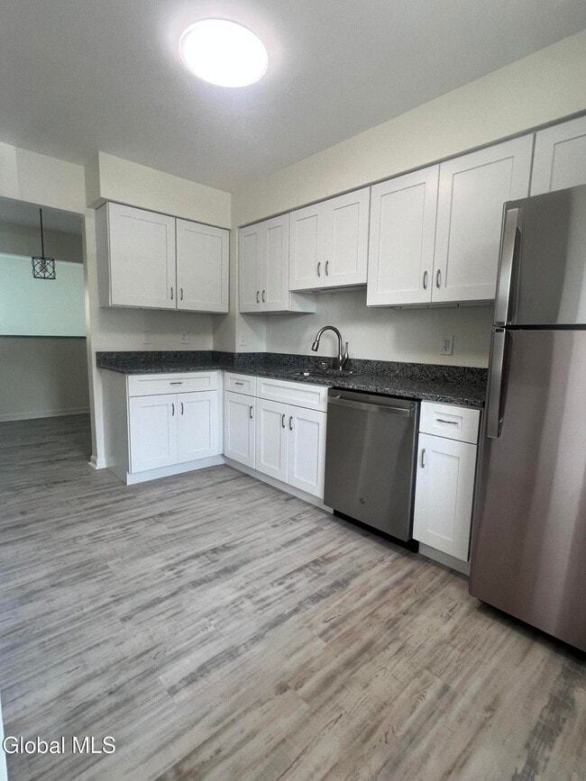 276 Old Loudon Rd in Latham, NY - Building Photo - Building Photo