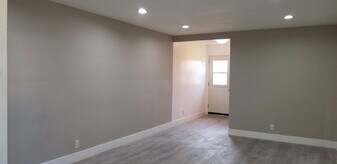 13002 Burbank Blvd, Unit 13002 in Sherman Oaks, CA - Building Photo