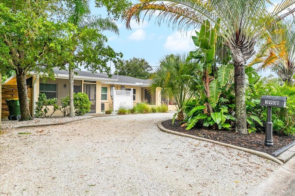 3901 Iroquois Ave in Sarasota, FL - Building Photo