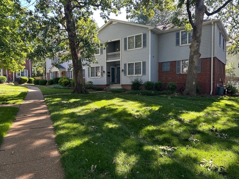 9064 W Swan Cir, Unit 9064 in Brentwood, MO - Foto de edificio