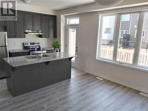 3302 Carding Mill Trail in Oakville, ON - Building Photo - Building Photo