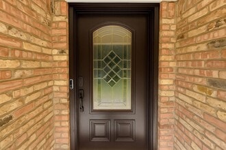 2325 Ravenwood Dr in Grand Prairie, TX - Foto de edificio - Building Photo