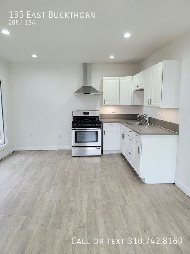 135 E Buckthorn St in Inglewood, CA - Building Photo - Building Photo