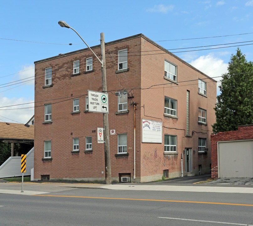 766 King St W in Hamilton, ON - Building Photo