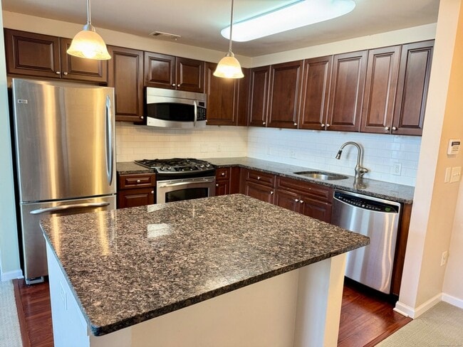 850 E Main St in Stamford, CT - Building Photo - Building Photo