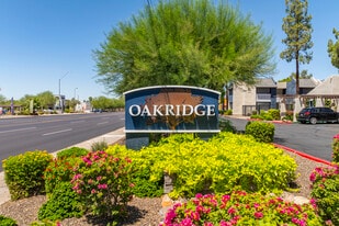 Oakridge Apartments in Phoenix, AZ - Building Photo