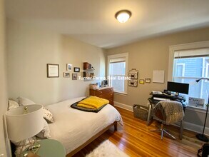 21 Moraine St, Unit 1 in Boston, MA - Foto de edificio - Building Photo