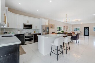 6470 SW 33rd St in Miami, FL - Building Photo - Building Photo