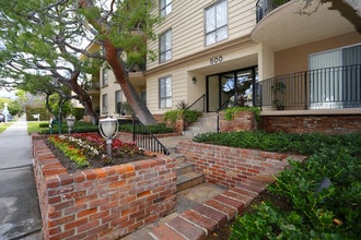 Los Robles Apartments in Pasadena, CA - Foto de edificio - Building Photo