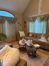 424 Page in Lyndhurst, NJ - Foto de edificio - Building Photo