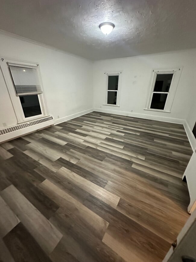 406 E Broad St, Unit Apartment 1 in Chesaning, MI - Building Photo - Building Photo