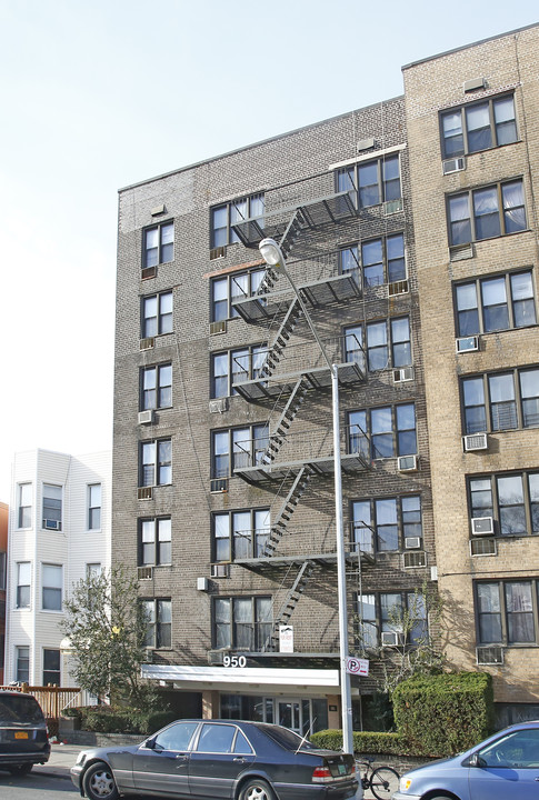 950 E 14th St in Brooklyn, NY - Building Photo