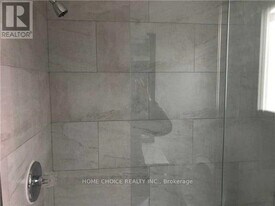 2 Hunt Club Dr in Brampton, ON - Building Photo