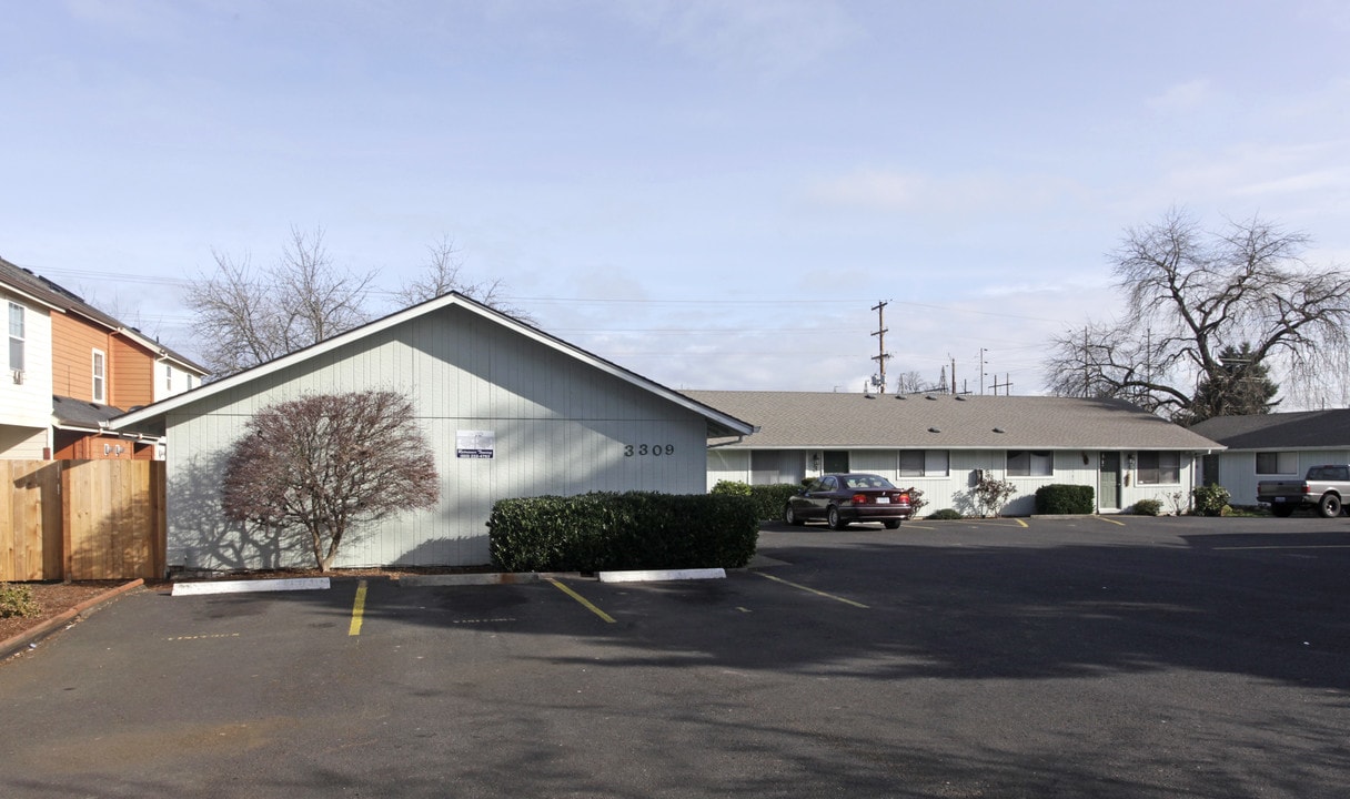 Ballad Towne in Forest Grove, OR - Building Photo